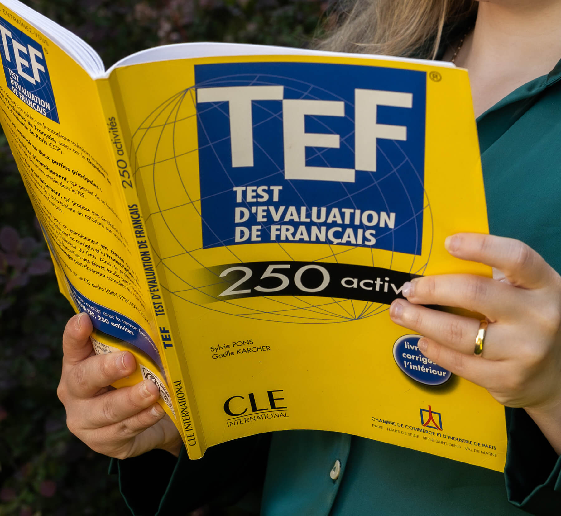 L'enseignant vérifie le cahier