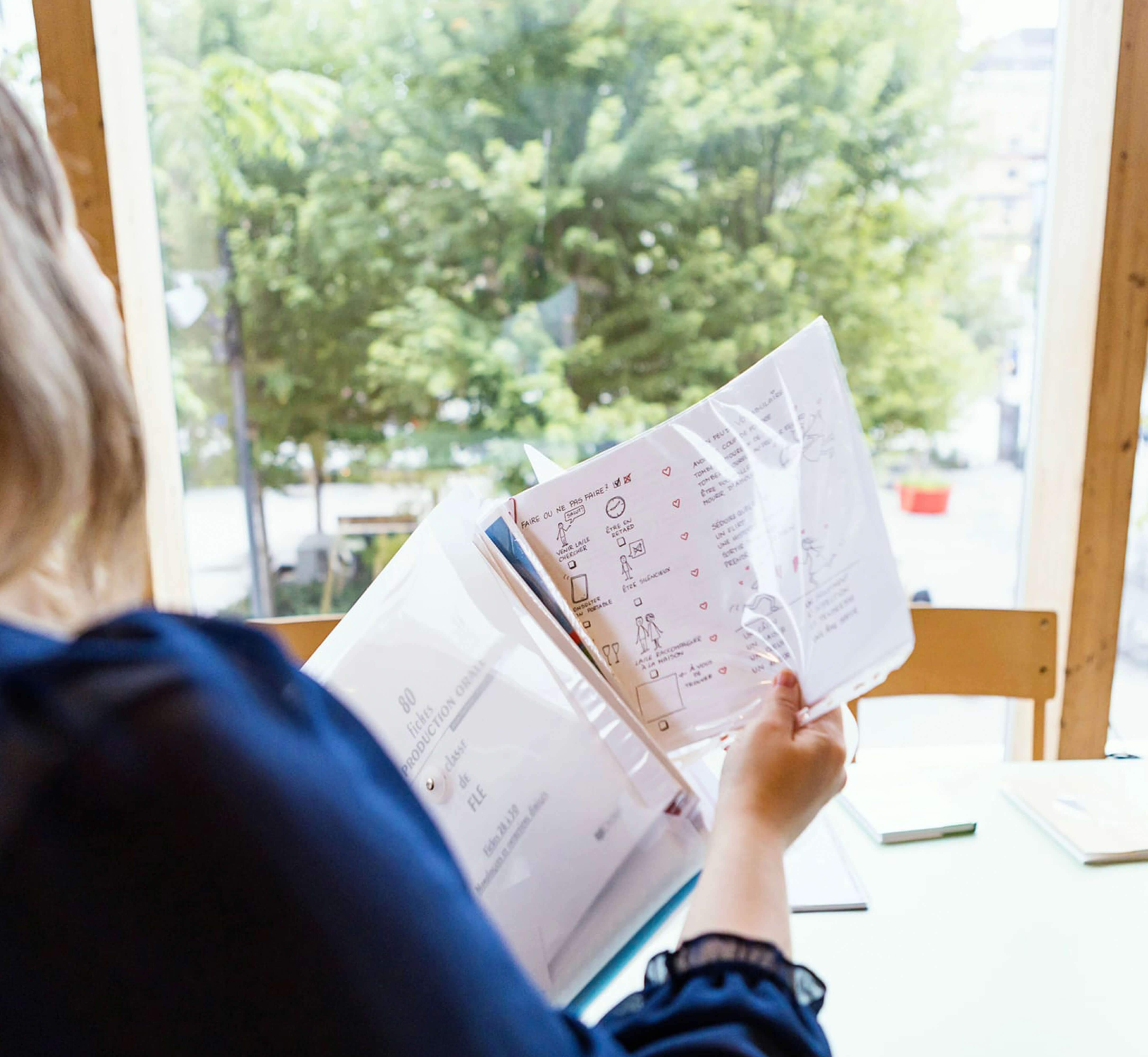 femme qui vérifie les examens
