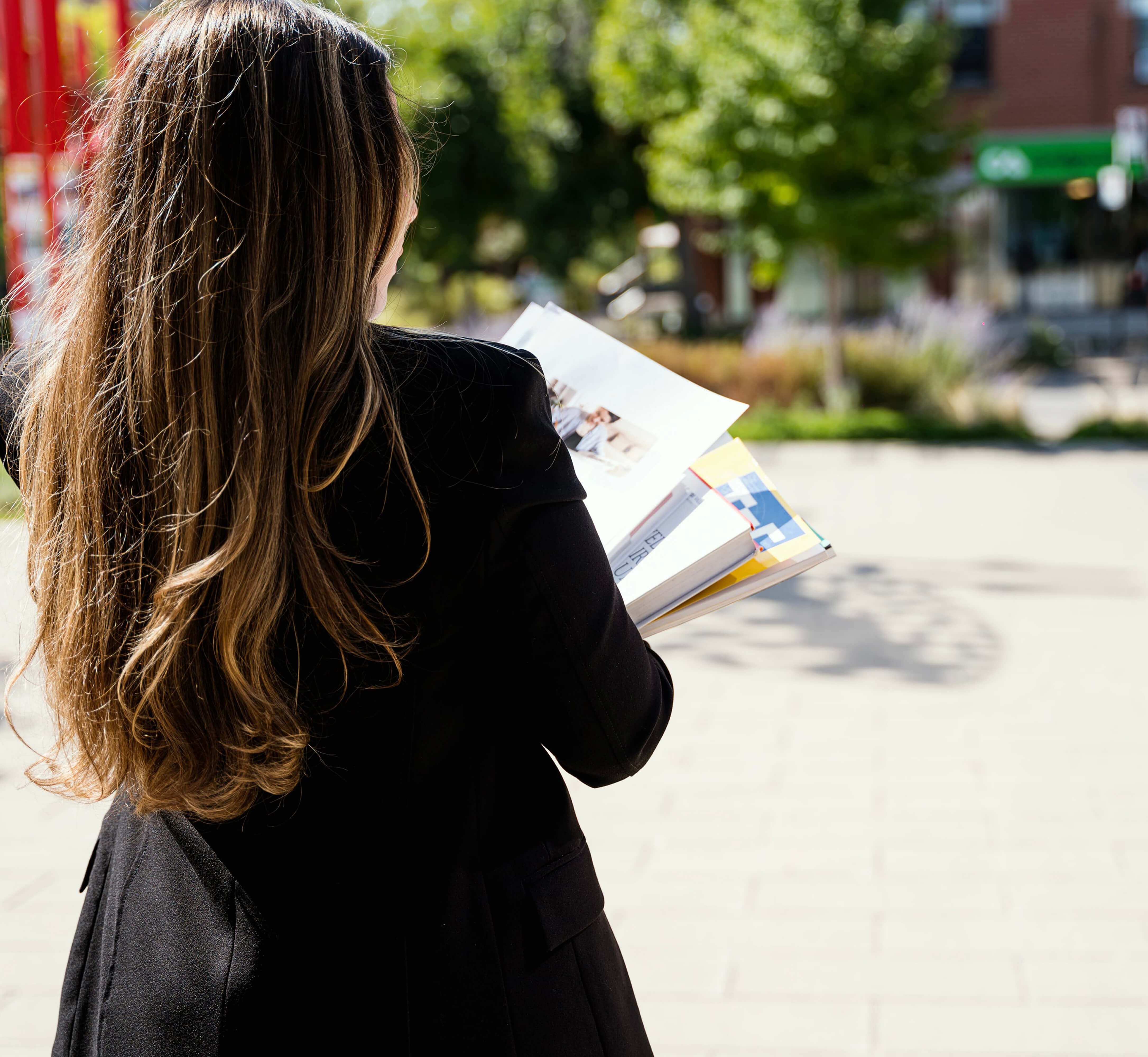 enseignant avec manuels scolaires